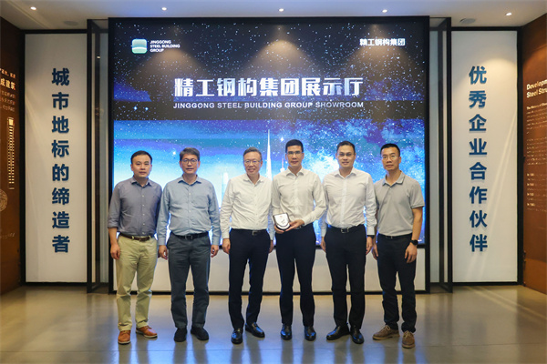 1733450657236945.jpg ëø½õ¹âУ³¤°äÊÚ»ÕÕºÏÓ°.jpg