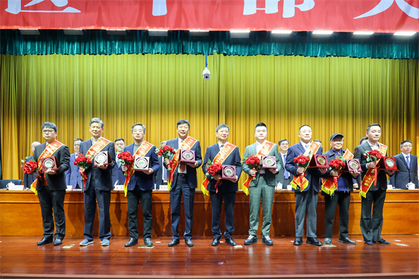 1739857865442514.jpg ¼¯ÍŶʳ¤¼æ×Ü²ÃÆ«ÏòÑôÁì½±.jpg